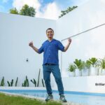 Raditya Dika Instagram - Pas pertama kali mau pindah kantor baru, gue langsung pengen tiap tembok kantor dicat pake Nippon Paint. Liat nih before-after-nya, kantor jadi jauh lebih cerah dan ngasih kesan clean. Btw, yang gue pake ini varian Nippon Weatherbond warna Brilliant White - 1001. Buat kalian yang mau juga, langsung ke @nipponpaintindo ! #NipponPaint #HebatnyaNipponPaint #NipponWeatherbond