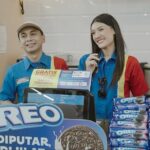 Raditya Dika Instagram - Weekend kemarin gue, @anissaaziza , dan Aksa main ke Indomaret buat event meet and greet dari @oreo_indonesia . Seru banget bisa ngobrol dan ketemu sama kalian. Jadikan juga momen playful bareng keluargamu dengan OREO !! #OreoStayPlayful #Indomaret