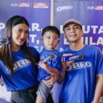 Raditya Dika Instagram - Weekend kemarin gue, @anissaaziza , dan Aksa main ke Indomaret buat event meet and greet dari @oreo_indonesia . Seru banget bisa ngobrol dan ketemu sama kalian. Jadikan juga momen playful bareng keluargamu dengan OREO !! #OreoStayPlayful #Indomaret