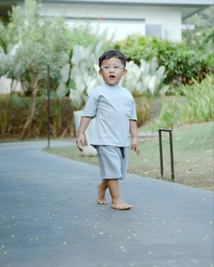 Raditya Dika Instagram - Slide 1: Ratu ular. Slide 2: penjinak ular.