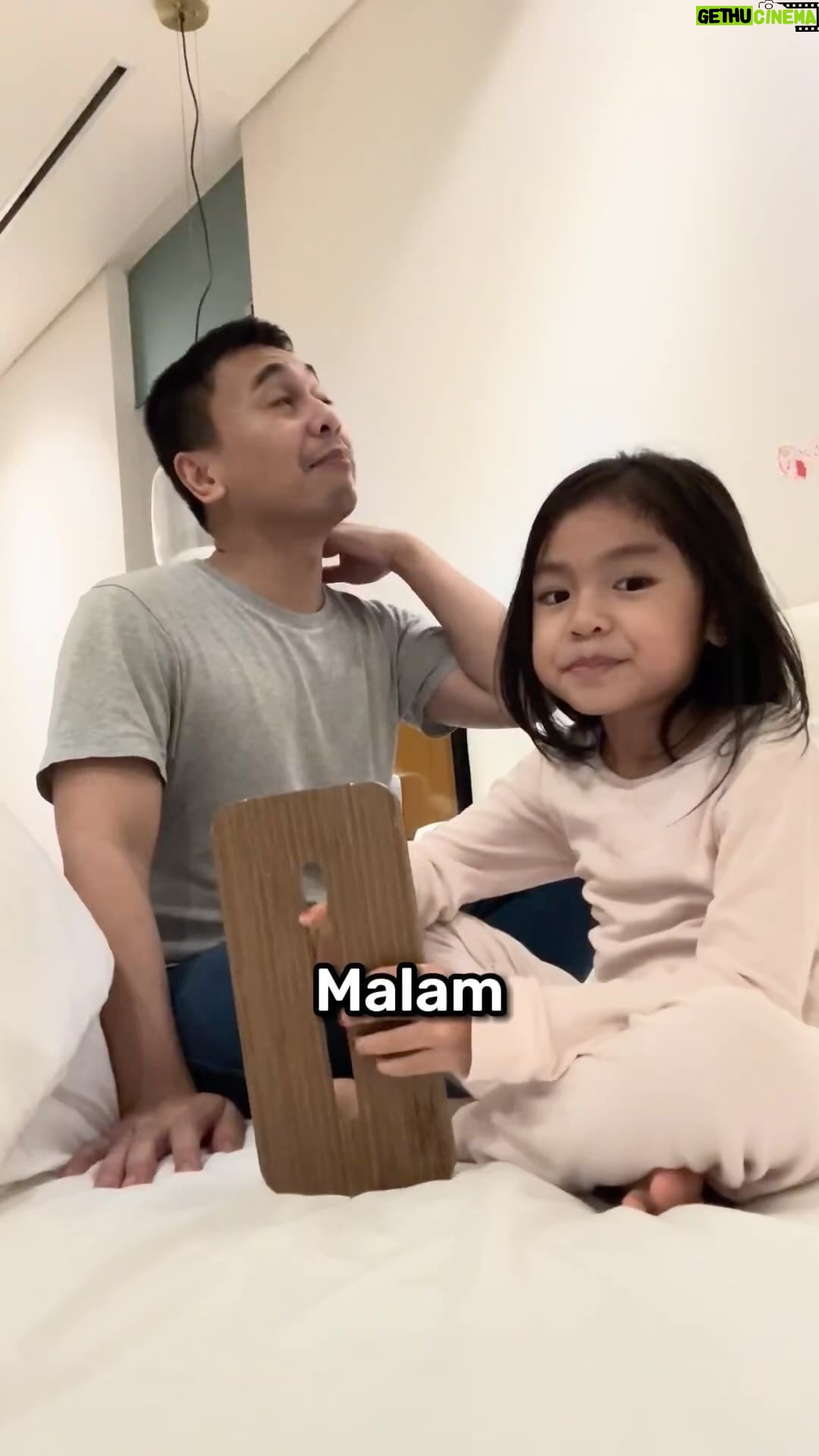 Raditya Dika Instagram - Karena bapaknya penulis, tiap dongeng ngarang aja sambil cerita. Anaknya bebas nentuin ceritanya, sambil pura2 jadi karakter di cerita itu. Roleplay sejak dini. 😂