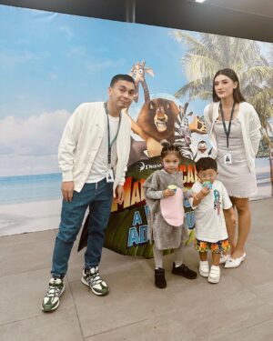 Raditya Dika Instagram - Inget bgt Alea baru pindah dan officially masuk sekolah baru di bulan Agustus. Tiba2 dapet kabar kalo level preschool sampai Year 6 akan tampil di acara Madagascar A Musical Adventure Jr. di bulan September ini.

Seneng sekaligus deg2an karena kami gatau apakah Alea sudah bisa berbaur dengan teman2nya disekolah / tidak. Betah gak ya dilingkungan barunya? Apa 1 bulan latihan cukup buat bisa tampil percaya diri di shownya nanti walaupun semuanya msh asing?

Surprisingly di hari H show, kami bangga sekali liat perfome Alea & teman2. Standing applause buat all the  coaches and the teachers untuk semua usahanya sebulan ini. 
Bener2 all out, gak ada yg nangis / diem2 aja. Semua enjoy the show! Kita happy sekali.

Thankyou Alea! U did it! Km berhasil bikin kita yakin kalo km baik2 aja dengan semua perubahan ini. We love you nak🤍👏🏼