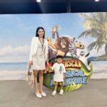 Raditya Dika Instagram - Inget bgt Alea baru pindah dan officially masuk sekolah baru di bulan Agustus. Tiba2 dapet kabar kalo level preschool sampai Year 6 akan tampil di acara Madagascar A Musical Adventure Jr. di bulan September ini. Seneng sekaligus deg2an karena kami gatau apakah Alea sudah bisa berbaur dengan teman2nya disekolah / tidak. Betah gak ya dilingkungan barunya? Apa 1 bulan latihan cukup buat bisa tampil percaya diri di shownya nanti walaupun semuanya msh asing? Surprisingly di hari H show, kami bangga sekali liat perfome Alea & teman2. Standing applause buat all the coaches and the teachers untuk semua usahanya sebulan ini. Bener2 all out, gak ada yg nangis / diem2 aja. Semua enjoy the show! Kita happy sekali. Thankyou Alea! U did it! Km berhasil bikin kita yakin kalo km baik2 aja dengan semua perubahan ini. We love you nak🤍👏🏼