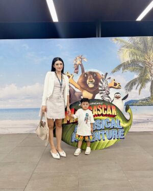 Raditya Dika Instagram - Inget bgt Alea baru pindah dan officially masuk sekolah baru di bulan Agustus. Tiba2 dapet kabar kalo level preschool sampai Year 6 akan tampil di acara Madagascar A Musical Adventure Jr. di bulan September ini.

Seneng sekaligus deg2an karena kami gatau apakah Alea sudah bisa berbaur dengan teman2nya disekolah / tidak. Betah gak ya dilingkungan barunya? Apa 1 bulan latihan cukup buat bisa tampil percaya diri di shownya nanti walaupun semuanya msh asing?

Surprisingly di hari H show, kami bangga sekali liat perfome Alea & teman2. Standing applause buat all the  coaches and the teachers untuk semua usahanya sebulan ini. 
Bener2 all out, gak ada yg nangis / diem2 aja. Semua enjoy the show! Kita happy sekali.

Thankyou Alea! U did it! Km berhasil bikin kita yakin kalo km baik2 aja dengan semua perubahan ini. We love you nak🤍👏🏼