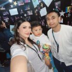 Raditya Dika Instagram - Inget bgt Alea baru pindah dan officially masuk sekolah baru di bulan Agustus. Tiba2 dapet kabar kalo level preschool sampai Year 6 akan tampil di acara Madagascar A Musical Adventure Jr. di bulan September ini. Seneng sekaligus deg2an karena kami gatau apakah Alea sudah bisa berbaur dengan teman2nya disekolah / tidak. Betah gak ya dilingkungan barunya? Apa 1 bulan latihan cukup buat bisa tampil percaya diri di shownya nanti walaupun semuanya msh asing? Surprisingly di hari H show, kami bangga sekali liat perfome Alea & teman2. Standing applause buat all the coaches and the teachers untuk semua usahanya sebulan ini. Bener2 all out, gak ada yg nangis / diem2 aja. Semua enjoy the show! Kita happy sekali. Thankyou Alea! U did it! Km berhasil bikin kita yakin kalo km baik2 aja dengan semua perubahan ini. We love you nak🤍👏🏼