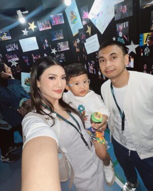 Raditya Dika Instagram - Inget bgt Alea baru pindah dan officially masuk sekolah baru di bulan Agustus. Tiba2 dapet kabar kalo level preschool sampai Year 6 akan tampil di acara Madagascar A Musical Adventure Jr. di bulan September ini.

Seneng sekaligus deg2an karena kami gatau apakah Alea sudah bisa berbaur dengan teman2nya disekolah / tidak. Betah gak ya dilingkungan barunya? Apa 1 bulan latihan cukup buat bisa tampil percaya diri di shownya nanti walaupun semuanya msh asing?

Surprisingly di hari H show, kami bangga sekali liat perfome Alea & teman2. Standing applause buat all the  coaches and the teachers untuk semua usahanya sebulan ini. 
Bener2 all out, gak ada yg nangis / diem2 aja. Semua enjoy the show! Kita happy sekali.

Thankyou Alea! U did it! Km berhasil bikin kita yakin kalo km baik2 aja dengan semua perubahan ini. We love you nak🤍👏🏼