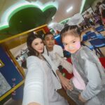 Raditya Dika Instagram - Inget bgt Alea baru pindah dan officially masuk sekolah baru di bulan Agustus. Tiba2 dapet kabar kalo level preschool sampai Year 6 akan tampil di acara Madagascar A Musical Adventure Jr. di bulan September ini. Seneng sekaligus deg2an karena kami gatau apakah Alea sudah bisa berbaur dengan teman2nya disekolah / tidak. Betah gak ya dilingkungan barunya? Apa 1 bulan latihan cukup buat bisa tampil percaya diri di shownya nanti walaupun semuanya msh asing? Surprisingly di hari H show, kami bangga sekali liat perfome Alea & teman2. Standing applause buat all the coaches and the teachers untuk semua usahanya sebulan ini. Bener2 all out, gak ada yg nangis / diem2 aja. Semua enjoy the show! Kita happy sekali. Thankyou Alea! U did it! Km berhasil bikin kita yakin kalo km baik2 aja dengan semua perubahan ini. We love you nak🤍👏🏼