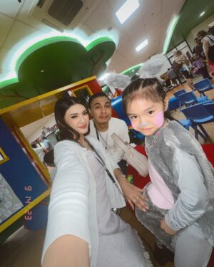 Raditya Dika Instagram - Inget bgt Alea baru pindah dan officially masuk sekolah baru di bulan Agustus. Tiba2 dapet kabar kalo level preschool sampai Year 6 akan tampil di acara Madagascar A Musical Adventure Jr. di bulan September ini.

Seneng sekaligus deg2an karena kami gatau apakah Alea sudah bisa berbaur dengan teman2nya disekolah / tidak. Betah gak ya dilingkungan barunya? Apa 1 bulan latihan cukup buat bisa tampil percaya diri di shownya nanti walaupun semuanya msh asing?

Surprisingly di hari H show, kami bangga sekali liat perfome Alea & teman2. Standing applause buat all the  coaches and the teachers untuk semua usahanya sebulan ini. 
Bener2 all out, gak ada yg nangis / diem2 aja. Semua enjoy the show! Kita happy sekali.

Thankyou Alea! U did it! Km berhasil bikin kita yakin kalo km baik2 aja dengan semua perubahan ini. We love you nak🤍👏🏼
