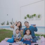 Raditya Dika Instagram - Di tengah kesibukan yang mengharuskan gue keluar rumah untuk syuting atau stand up comedy, hanya @oreo_indonesia yang bisa membuat gue seru-seruan kumpul dengan keluarga. Kalian juga bisa berkesempatan ketemu gue dan menangin hadiah lainnya. Caranya: - Beli 1 pcs Oreo 119.6g varian apa saja di @indomaret / @klikindomaret dan gunakan aplikasi Indomaret Poinku - Tukarkan stamp di aplikasi Poinku dengan kupon undian 1 Oreo Slug 119.6g = 1 Stamp - Dapatkan kesempatan untuk menang hadiah-hadiah menarik yang akan diundi setiap minggu - Periode: 1 - 30 September 2023 Kita akan ketemu di Indomaret. Ada yang bisa tebak Indomaret mana nggak? Ayoo siapa yang bisa tebak?? #OreoStayPlayful #Indomaret