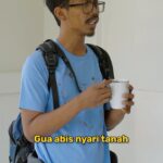 Raditya Dika Instagram - Siang-siang Pandu datang. Tapi kenapa penuh tanah ya badannya? Ternyata dia lagi misi nyenengin istri buat cari info soal tanah. Tapi..... kok agak lain ya? 🤔 Eits, soal nyari informasi pertanahan yang bener jangan sampai bingung kayak si Pandu. Udah praktis banget, tinggal manfaatkan aplikasi Sentuh Tanahku dari Kementerian ATR/BPN @kementerian.atrbpn untuk dapat segala informasi lengkap tentang layanan pertanahan, seperti simulasi biaya layanan sampai cek data sertifikat tanah. Tunggu apa lagi, yuk download aplikasi Sentuh Tanahku di Playstore atau App Store sekarang dan cek sendiri fitur kerennya! #SentuhTanahku #ATRBPNMajudanModern #MenujuIndonesiaMaju #GakPakeRibet