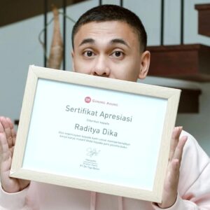 Raditya Dika Instagram - Kemarin dapet kabar dari penerbit, katanya ada titipan dari toko buku Gunung Agung. Pas dibuka, nyess rasanya, sebelum tutup permanen, sempet2nya toko buku legend ini mengirimkan surat apresiasi kepada para penulis. 

Terimakasih kembali, Gunung Agung, telah menjadi rumah kami selama bertahun2 ini. Doa terbaik untuk kita semua.