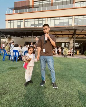 Raditya Dika Instagram - Hari ini kakak Alea pake piyama ke sekolah. 😅