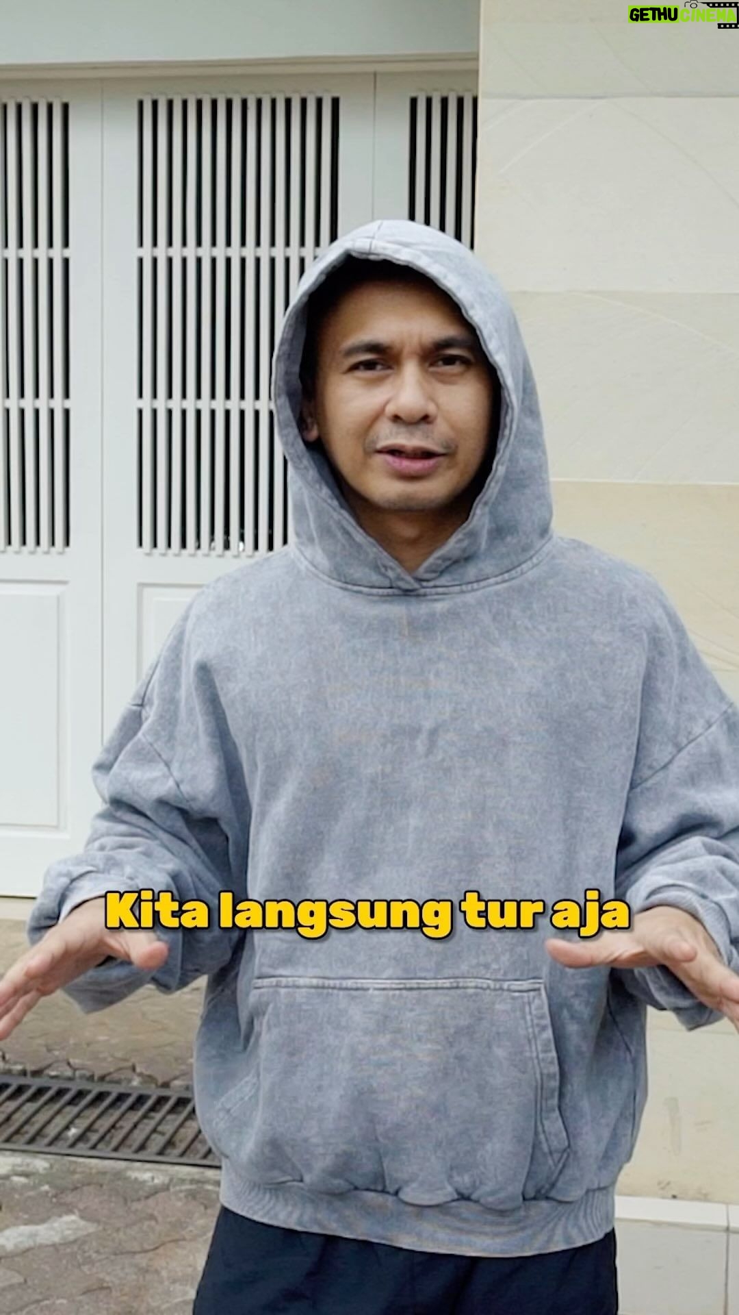 Raditya Dika Instagram - Parkiran kantor kalian bisa gini juga gak?