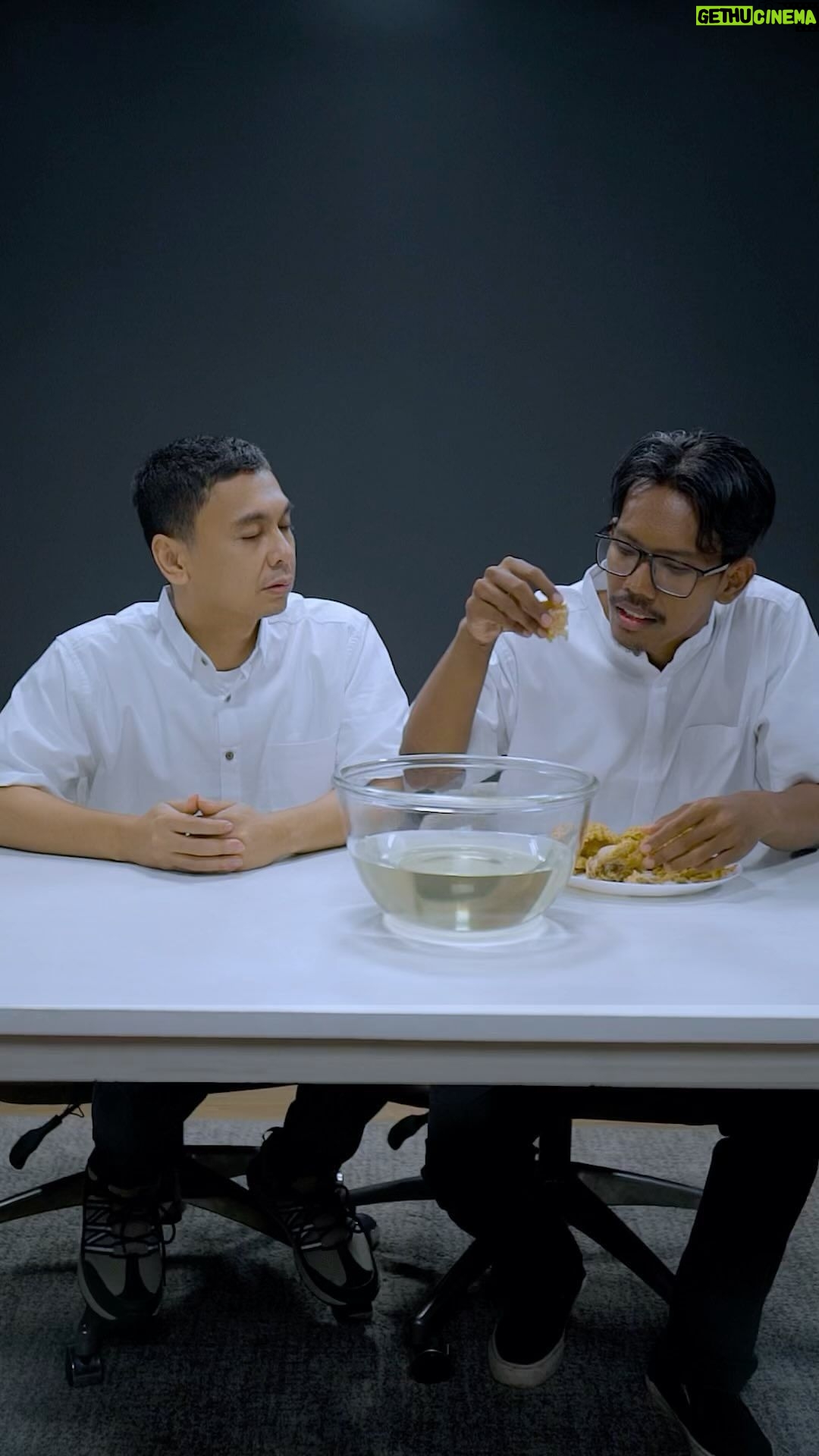 Raditya Dika Instagram - Bikin bisnis tuh emang perlu inovasi, kayak yang Pandu lakuin nih! Dan ngomong-ngomong soal bisnis, gue mau kasih info kalau KemenkopUKM tahun ini jadi tuan rumah buat Inclusive Business Summit ke-6 Buat dapetin info dan pengetahuan lebih lanjut soal inclusive business cek @kemenkopUKM #KemenkopUKM #ASEANUntukKita #IBSummit2023 #ASEAN2023
