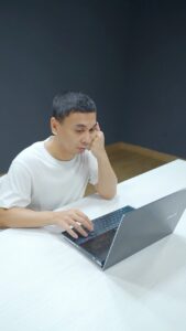Raditya Dika Instagram - Kenapa ya Peggy Gou betah di rumah gua?
