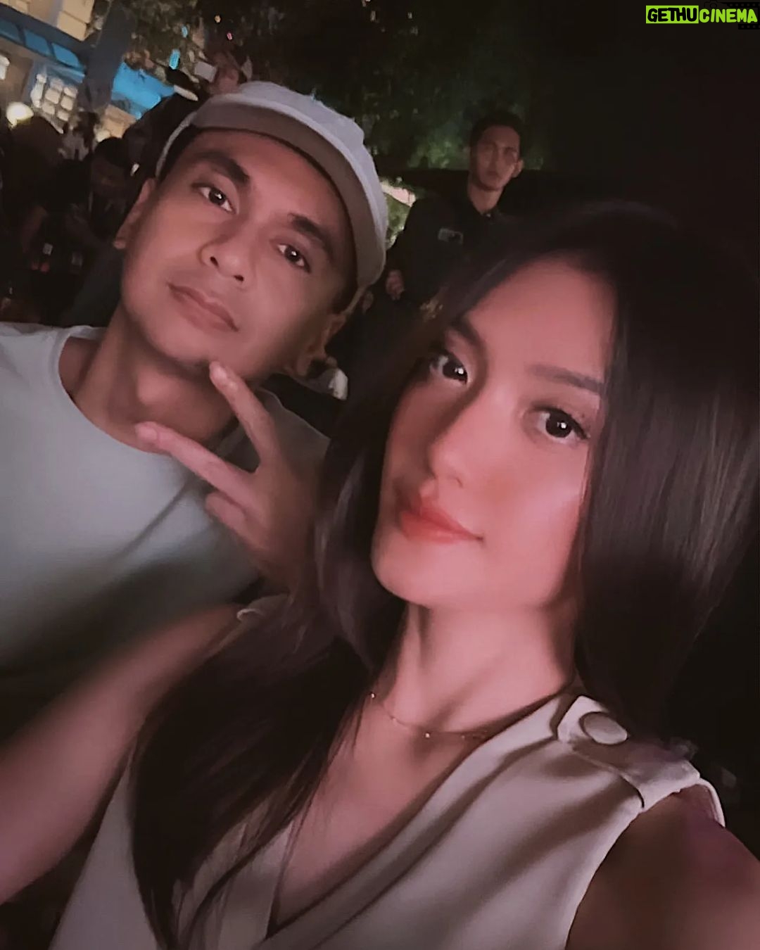 Raditya Dika Instagram - Pasutri Jaksel. ✌️