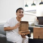 Raditya Dika Instagram - Pas lagi break show Cerita Sebelku, gue dan tim nyemil roti dari @rotiromi.id. Favorit gue yang srikaya, enak banget. Terima kasih buat Roti Romi udah support buat tim Cerita Sebelku!