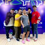 Raditya Dika Instagram - Jarang2 bisa kumpul berlima. 😅