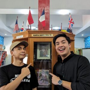 Raditya Dika Instagram - Hari ini nemenin kak @jeromepolin main ke SMAN 70. Karena bakal ketemu banyak murid2, gue pake kaos yang cocok. Keren gak? 😂
