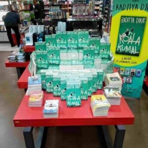 Raditya Dika Instagram - Kemarin dapet kabar dari penerbit, katanya ada titipan dari toko buku Gunung Agung. Pas dibuka, nyess rasanya, sebelum tutup permanen, sempet2nya toko buku legend ini mengirimkan surat apresiasi kepada para penulis. 

Terimakasih kembali, Gunung Agung, telah menjadi rumah kami selama bertahun2 ini. Doa terbaik untuk kita semua.