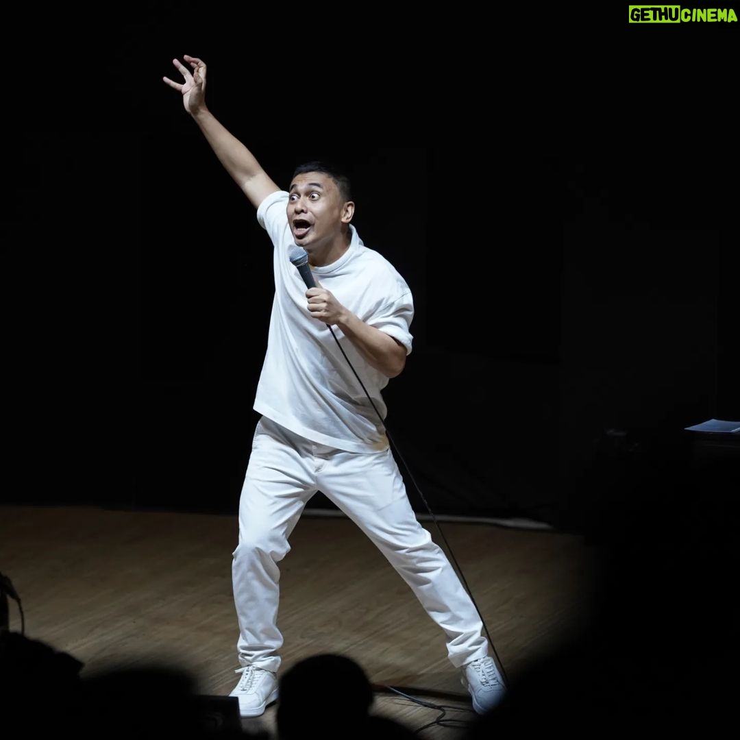 Raditya Dika Instagram - Show stand up comedy terbaru saya, Cerita Sebelku, akan tampil di Sumatera! Tiket sudah bisa dibeli di www.ceritasebelku.com. Link di bio! ✌️