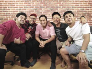 Raditya Dika Instagram - Terimakasih @standupindonesia dan @adjisdoaibu lewat Stand Up Fest telah memberikan kami (yang kumpulnya jarang2) ruang untuk ngobrol, main, dan bercanda malam ini. Bangga ngeliat comic2 hebat2, dan lucu2 banget selama 3 hari ini. #standupfest2023