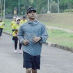 Raditya Dika Instagram - Sabtu show stand up comedy, besok paginya lari bersama istri dan keluarga di almamater tercinta. 😁 Universitas Indonesia