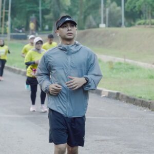 Raditya Dika Instagram - Sabtu show stand up comedy, besok paginya lari bersama istri dan keluarga di almamater tercinta. 😁