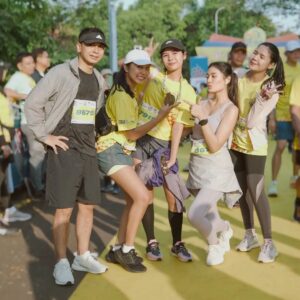 Raditya Dika Instagram - Sabtu show stand up comedy, besok paginya lari bersama istri dan keluarga di almamater tercinta. 😁