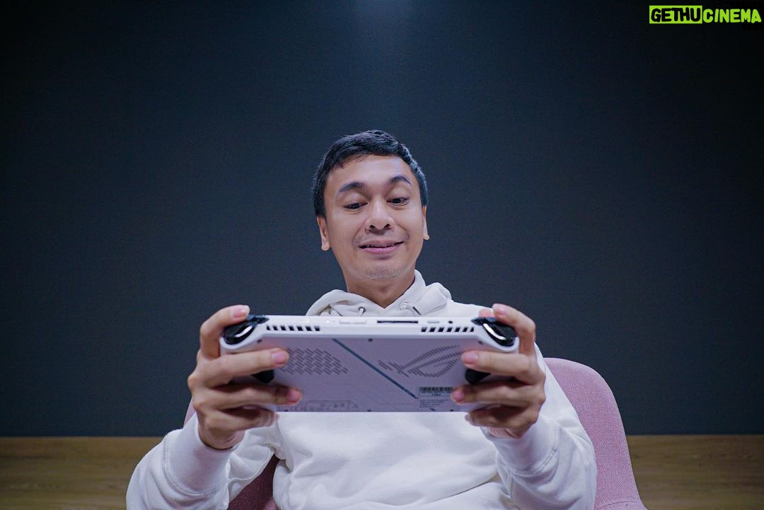 Raditya Dika Instagram - Main game favorit di mana aja pakai ROG ALLY! Portable Gaming Console dengan desain ergonomis yang ringan dan display tajam, nyaman dipakai buat main sendirian atau bareng temen-temen. Nah, kalian bisa dapetin ROG ALLY duluan pas acara pre-salenya, tanggal 14 Juli 2023 di Ballroom Pullman Hotel Central Park. Dateng pagian ya, karena bakal ada hadiah eksklusif serta kesempatan buat join ROG ALLY Launch Event buat 100 pembeli pertama! Buat pembeli ke-101 dan seterusnya juga udah disiapin ROG Merchandise, sampai ketemu tanggal 14 Juli ya! Cek https://rog.asus.com/event/rog-ally/id/ buat info lebih lengkap! #ROGAlly #playALLYourgames #WeAreROG @asusrog.id