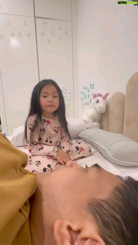 Raditya Dika Instagram - Ketika lagi cerita digangguin Aca..