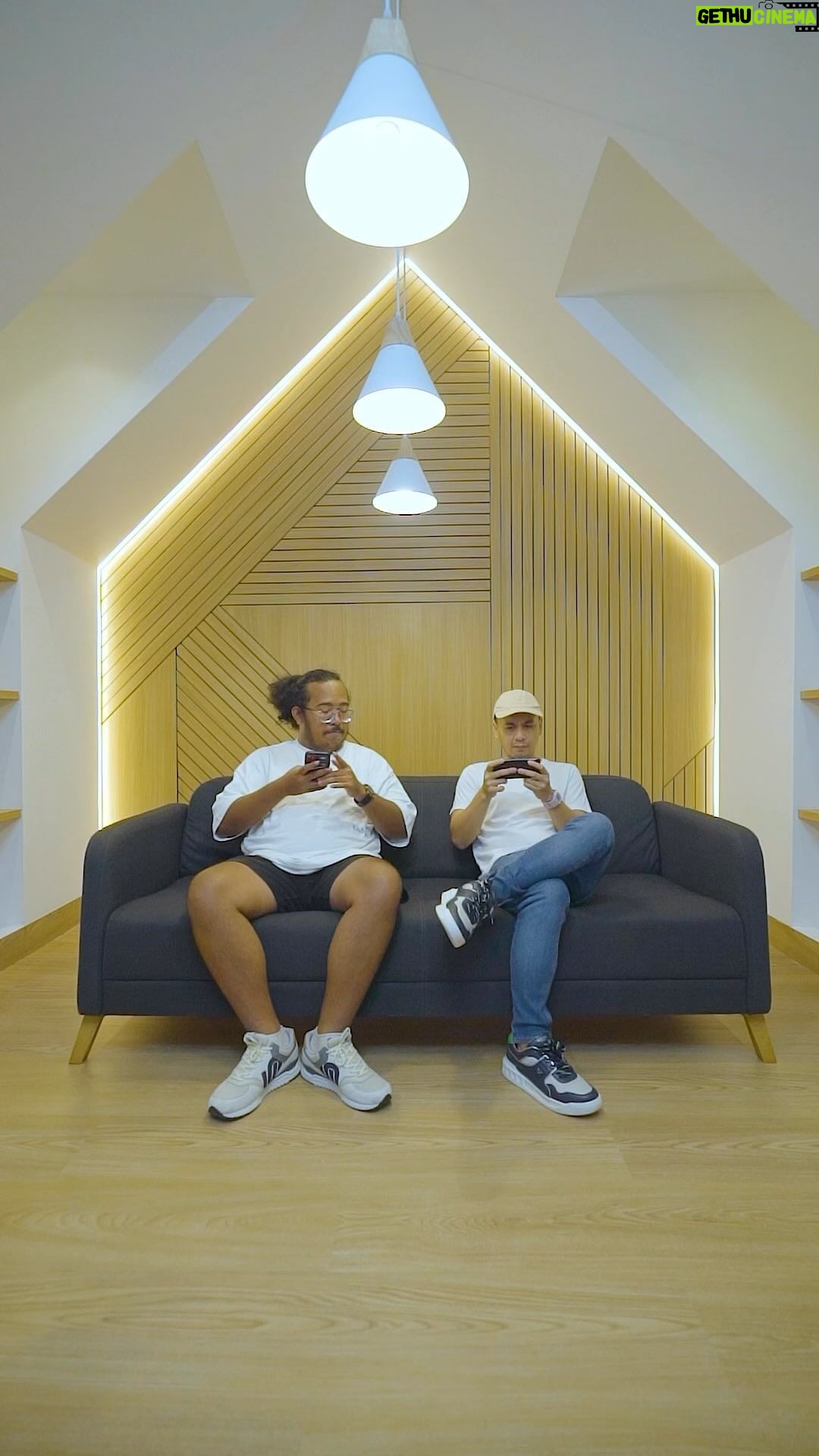 Raditya Dika Instagram - Banyak banget yang bilang ke gue kalau takut mulai investasi karena belum punya pengetahuan cukup. IPOT hadir sebagai solusi terbaik! Tanpa registrasi, nikmati Fitur Simulasi Investasi dan IPOT Buzz yang akan mendukung langkahmu dalam berinvestasi. Udah gua coba nih simulasi beli saham, tinggal nungguin beberapa hari depan buat liat gimana pergerakan harganya. Jangan panik kalo hasil simulasi ternyata minus, karena harga saham yang disimulasiin real time mengikutin pergerakan aslinya di pasar. Cek dan download IPOT sekarang!