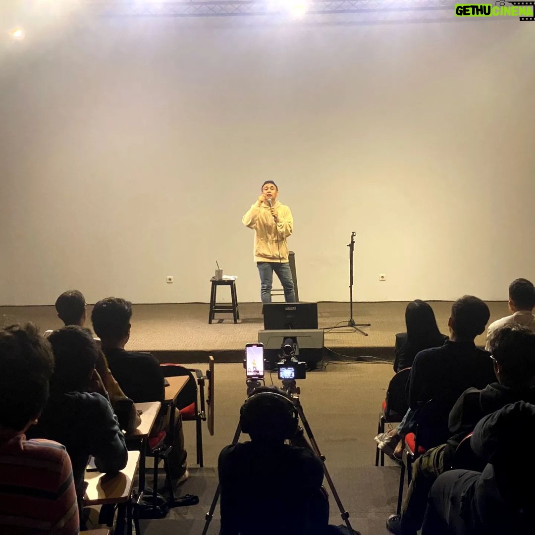 Raditya Dika Instagram - Setelah dua bulan menulis dan 5x sesi development, kemarin Sabtu latihan materi baru stand up comedy. 😁 SAE Jakarta