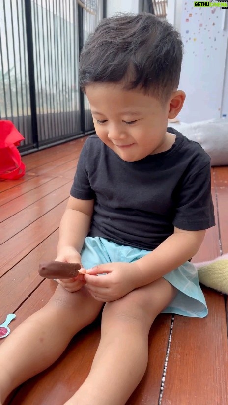 Raditya Dika Instagram - Prof Aksa jarang dikasih es krim. Begitu dikasih, bingung cara makannya gimana. 😅