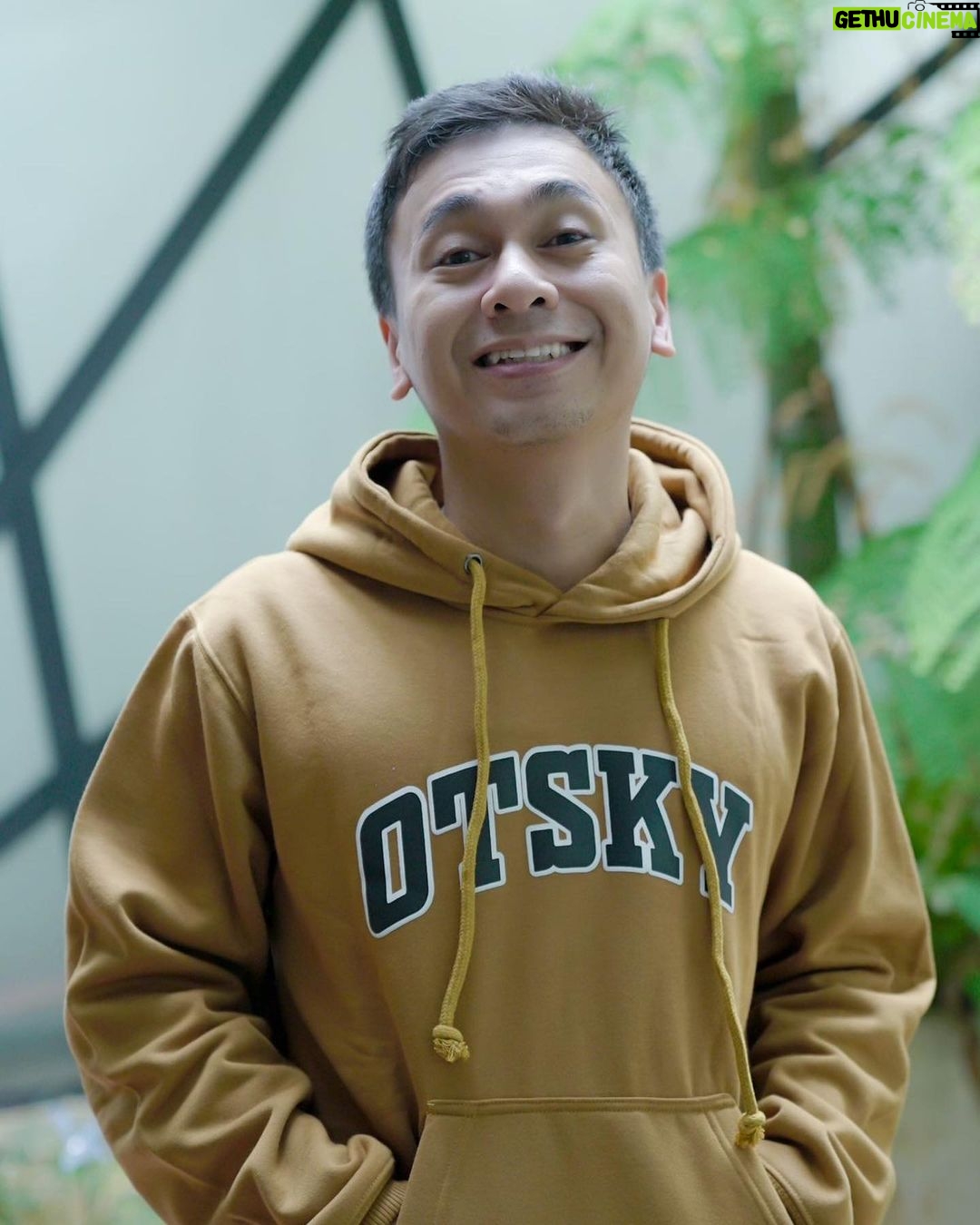 Raditya Dika Instagram - Crewneck dari @otsky_store berbahan cotton fleece, finishing sablon plastisol yang awet dan tahan lama. Sejuk dan nyaman dipake nemenin aktivitas hari ini. Oh iya @otsky_store sekarang lagi discount up to 80% all item dan gratis ongkir seluruh indonesia, langsung check shopee dan tonton live tiktok nya sekarang juga!