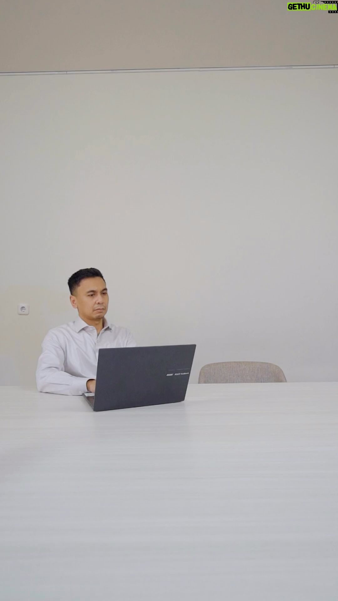 Raditya Dika Instagram - Ada gak energy vampire di kantor kamu?