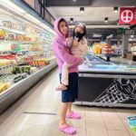 Raditya Dika Instagram - Nemenin kakak belanja buah.