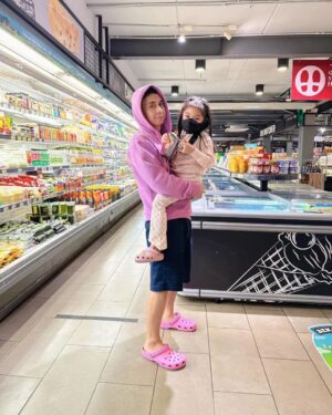 Raditya Dika Instagram - Nemenin kakak belanja buah.