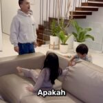 Raditya Dika Instagram - Setiap abis pulang kerja, pasti main2 receh gini sama anak2. 😂