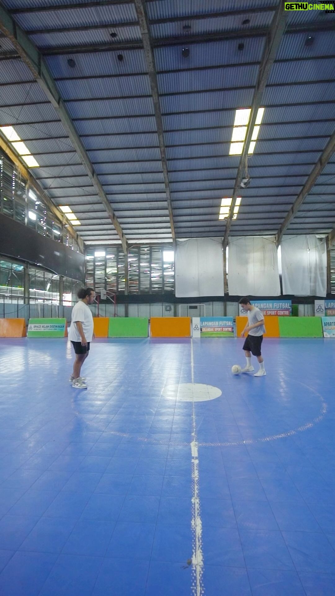 Raditya Dika Instagram - Liat tantangan #BERANILEBIHSPORT dari Garnier Men gue jadi berani buat challenge main Bola nih dan #BeraniLebih rawat muka untuk lawan jerawat! Gue tantang kalian Ambil tantangan baru dalam sport dan share cerita #BeraniLebih Versi kamu sekarang!! 30 pemenang challenge akan mengikuti Bootcamp dari Garnier Men di Jakarta dan menangkan juga total hadiah ratusan juta rupiah! Kalian ikutan share yah dan check garnier.co.id/berani-lebih. #BeraniLebih #BERANILEBIHSPORT #GARNIERMENID