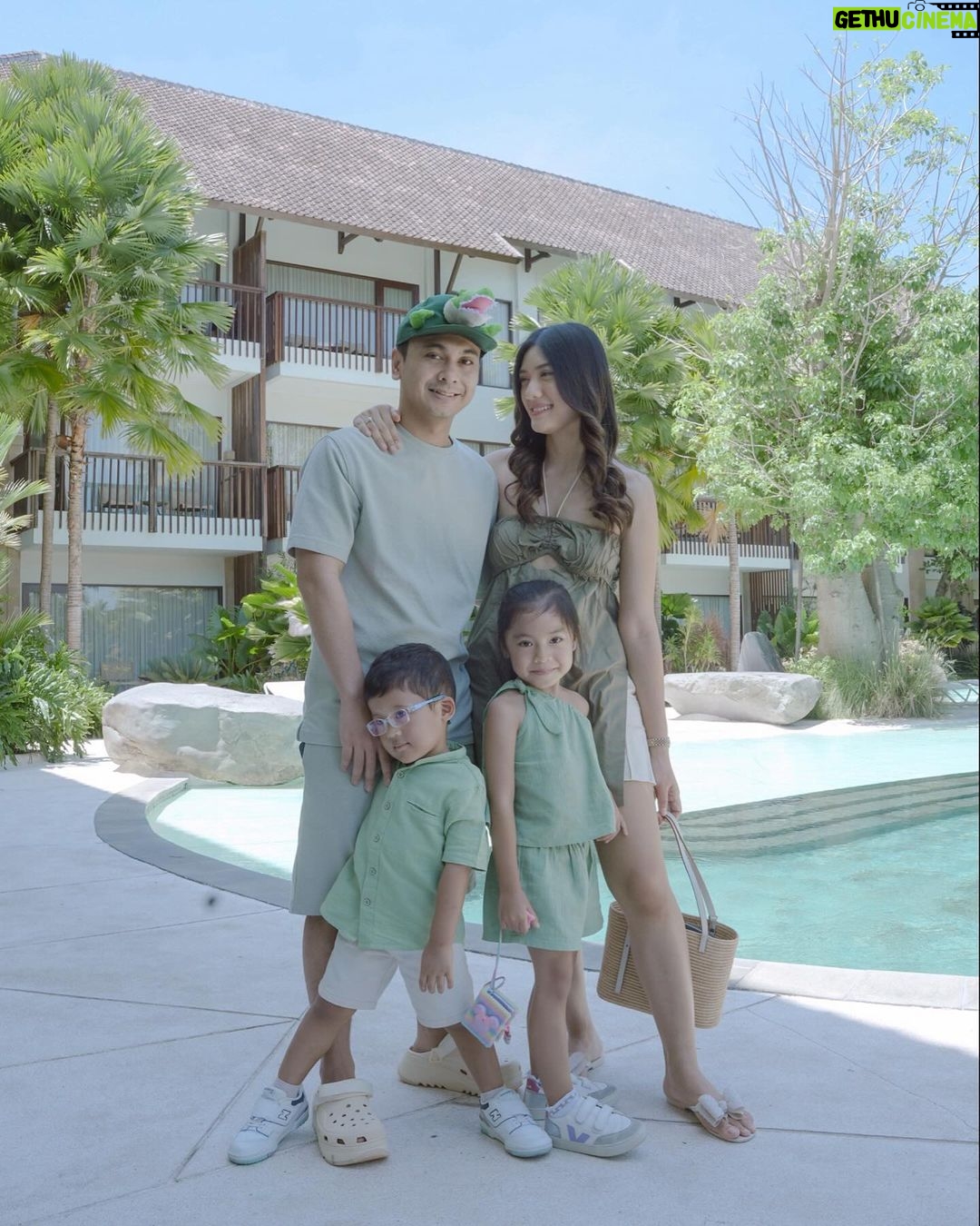 Raditya Dika Instagram - Kembali ke Bali, aku langsung teringat untuk nginap disini @sanctoovillasuites @balizoo. Karena bagi aku tempat ini memorable banget. Dari segi hospitalitynya yang ramah banget, kebersihannya yang terjaga. Jadi betah deh nginap disini berkali-kali. Yuk kesini, rasain experience liburan yang menenangkan.
