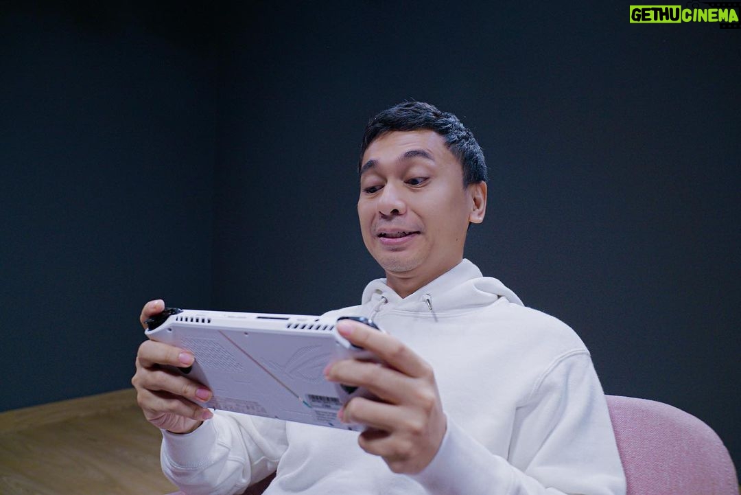 Raditya Dika Instagram - Main game favorit di mana aja pakai ROG ALLY! Portable Gaming Console dengan desain ergonomis yang ringan dan display tajam, nyaman dipakai buat main sendirian atau bareng temen-temen. Nah, kalian bisa dapetin ROG ALLY duluan pas acara pre-salenya, tanggal 14 Juli 2023 di Ballroom Pullman Hotel Central Park. Dateng pagian ya, karena bakal ada hadiah eksklusif serta kesempatan buat join ROG ALLY Launch Event buat 100 pembeli pertama! Buat pembeli ke-101 dan seterusnya juga udah disiapin ROG Merchandise, sampai ketemu tanggal 14 Juli ya! Cek https://rog.asus.com/event/rog-ally/id/ buat info lebih lengkap! #ROGAlly #playALLYourgames #WeAreROG @asusrog.id