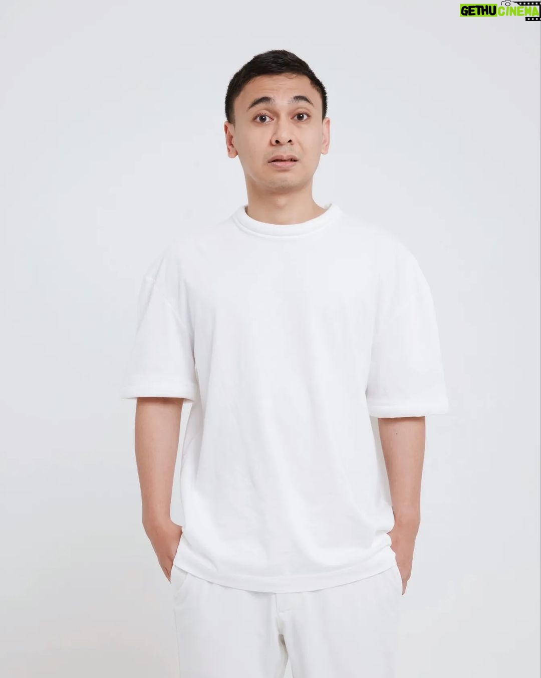 Raditya Dika Instagram - Hasil difotoin sama @aldosinarta di studionya. Super puas dan recommended buat yang mau bikin foto profile/composite. Yah masih bisa lah ditanya orang kuliahnya dimana. 😂