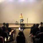 Raditya Dika Instagram - Setelah dua bulan menulis dan 5x sesi development, kemarin Sabtu latihan materi baru stand up comedy. 😁 SAE Jakarta