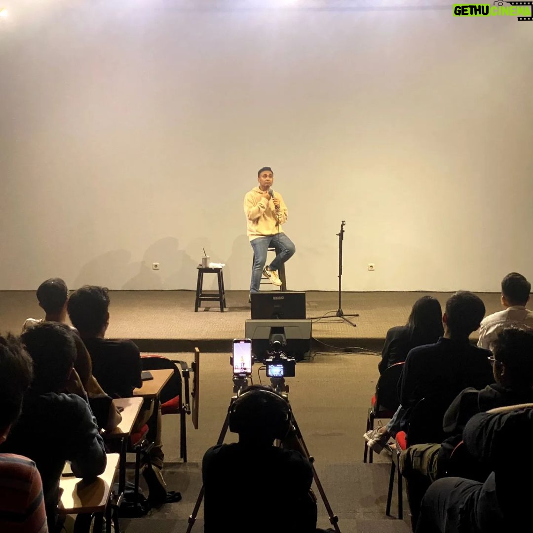 Raditya Dika Instagram - Setelah dua bulan menulis dan 5x sesi development, kemarin Sabtu latihan materi baru stand up comedy. 😁 SAE Jakarta