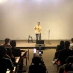 Raditya Dika Instagram - Setelah dua bulan menulis dan 5x sesi development, kemarin Sabtu latihan materi baru stand up comedy. 😁 SAE Jakarta