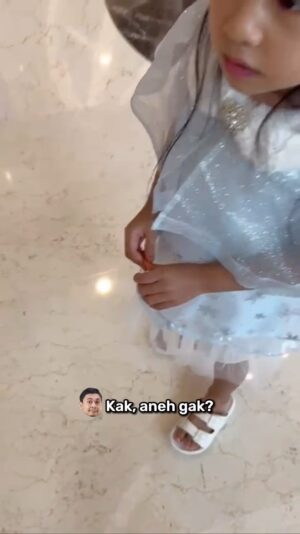 Raditya Dika Instagram - Alea bingung pas ke mall, kenapa semua jari orang dewasa warnanya biru. Berakhir malah minta beliin mainan. 😂 (Aca lagi jadi petugas KPPS)