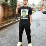 Raditya Dika Instagram - Nyoblos presiden RI pakai kaos pilihan gue untuk presiden di dunia DnD. 😂 Pada mau ga? Gue suruh @ekresaofficial produksi nih. 😅