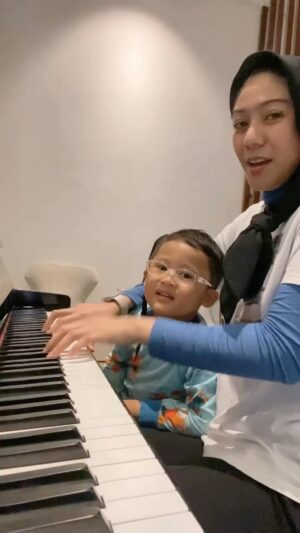 Raditya Dika Instagram - Ketika Prof Aca latihan jadi rocker. Les nyanyi sama Miss @tiwurayie. 😂