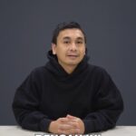 Raditya Dika Instagram - Di internet, kita sering nemuin banyak konten yang informasinya gak jelas. Sebelum share ke orang lain, yuk #SalingJaga, perhatiin dulu apakah konten tersebut berdampak buruk bagi orang. Kalau mau lingkungan digital yang good vibes, kendalinya ada di tangan kamu. Kalian juga bisa ikutan hashtag challenge dan cobain filternya dengan cari #SalingJaga di TikTok! @tiktokofficialindonesia